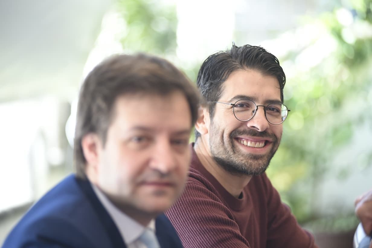 Ángel Tamariz en reunión de trabajo