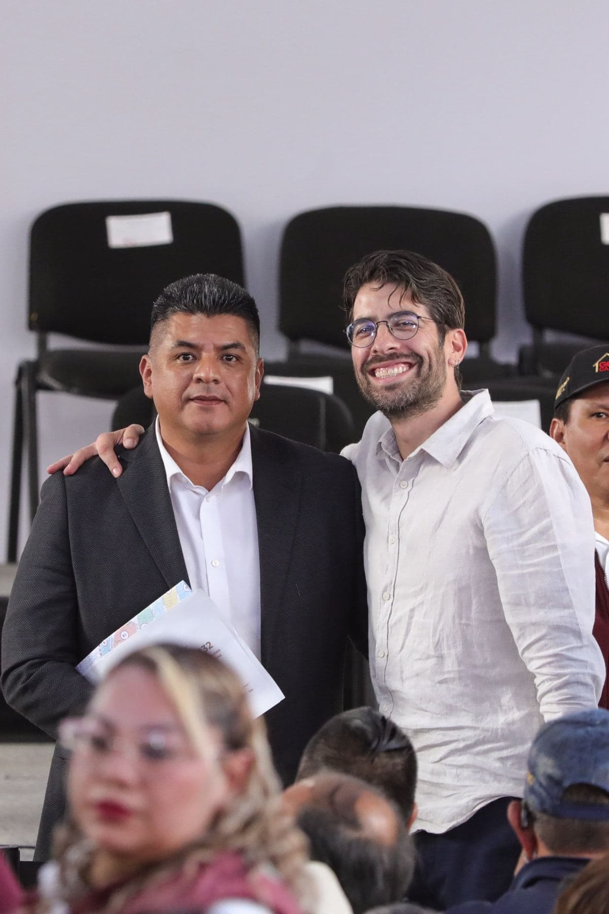 Ángel Tamariz con un vecino de Álvaro Obregón